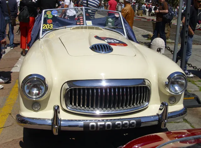 Head-on view of the 1951 Nash-Healey showing the Nash grille, separate headlamps, bumper, hood scoop, and exposed front wheels.