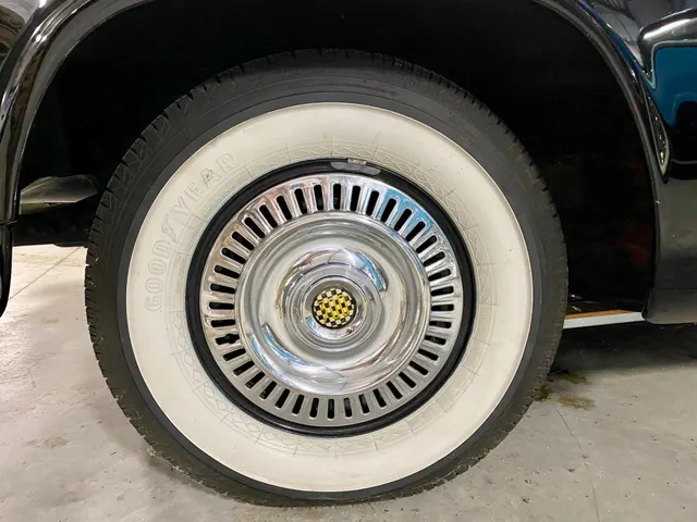 C-300 wheel cover and wide-whitewall tire