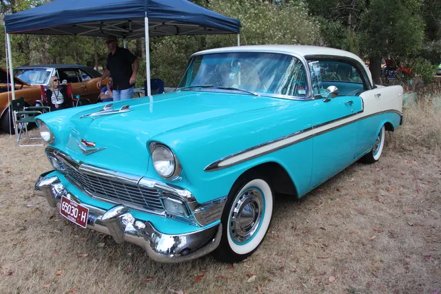 Bel Air Sport Sedan showing the new pillarless four-door hardtop roof, four-door access, wraparound glazing, side trim, and six-passenger body.