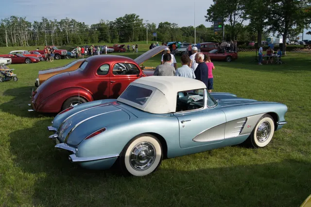 Rear three-quarter view of a stock-presenting 1958 Corvette with the removable auxiliary hardtop.