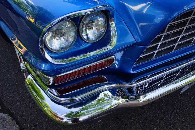 300D front-lamp, grille, and cooling-duct detail