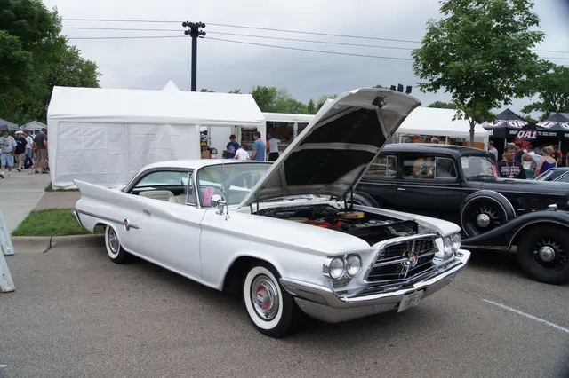 Alaskan White 300F convertible, grille and side profile