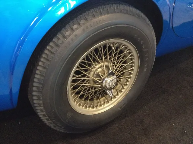CSX2000 wire wheel, knockoff, tire, and front-brake context. Wheel finish, tire, brake hardware, and dates require individual inspection.
