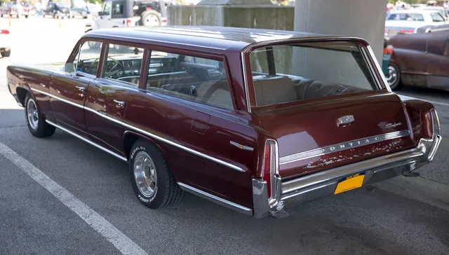 Exact-year Safari wagon rear three-quarter view retained for tailgate, lamp, bumper, roof, glass, and body context; the photographed car has nonstock wheels and tires.