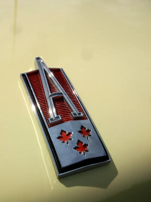 Canso Sport Deluxe identification close-up; badges must be corroborated by body-series and GM of Canada records.