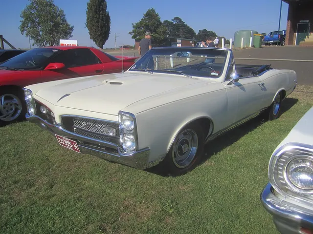 1967 Pontiac GTO convertible; used as representative 1967 GTO visual context, not as standalone proof of 400 HO drivetrain identity.