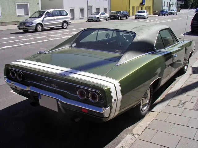 Rear three-quarter Charger R/T view recropped from a Commons file for tail and roofline context.