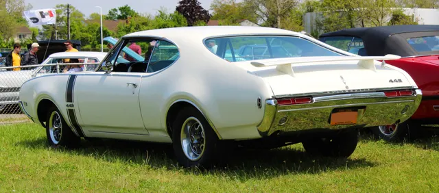 1968 Oldsmobile 442 photographed by Kevauto; used as same-year 4-4-2 rear-trim context.