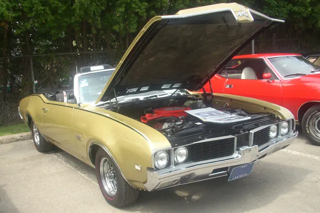 1969 Oldsmobile 442 convertible at a public show; exact-year body context.