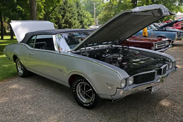 Hood and stripe detail crop from an approved 1969 W-30 Commons image.
