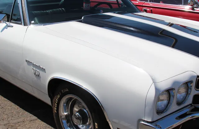 Local crop for side profile, roofline, and pickup-bed body context.