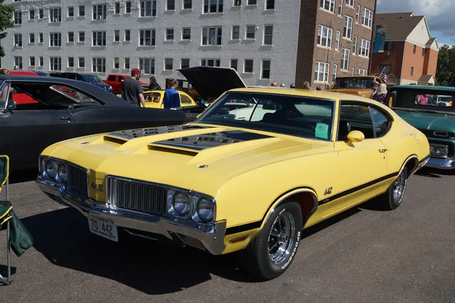 1970 Oldsmobile 442 photographed by Greg Gjerdingen; used as same-year 442 side and rear context.