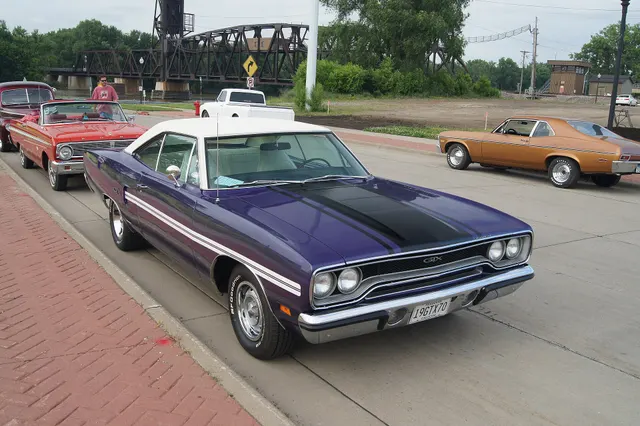 1970 Plymouth GTX hardtop exterior and stance context from reviewed Commons media.
