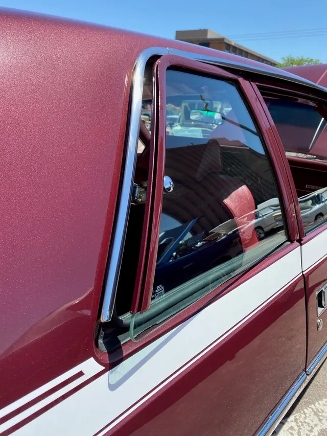 Wraparound white stripe and standard flip-open rear side window