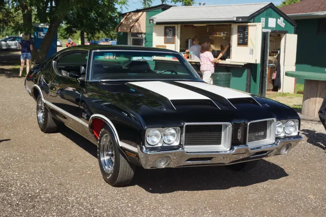 1971 Oldsmobile 442 side/exterior view; same-year 4-4-2 visual context.