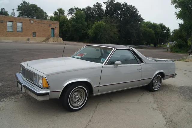 Exact-year front three-quarter view retained for the grille, hood ornament, headlamp bezels, bright moldings, roof, body proportions, and wheel context.