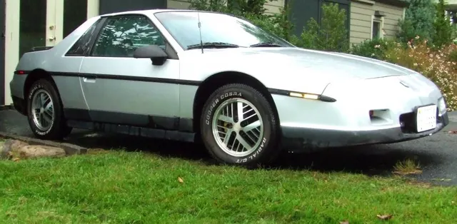 Exact-year SE 2M6 retained for the notchback roof, aero nose, side intake, lower treatment, wing, 14-inch Hi-Tech wheels, and V6-series context.