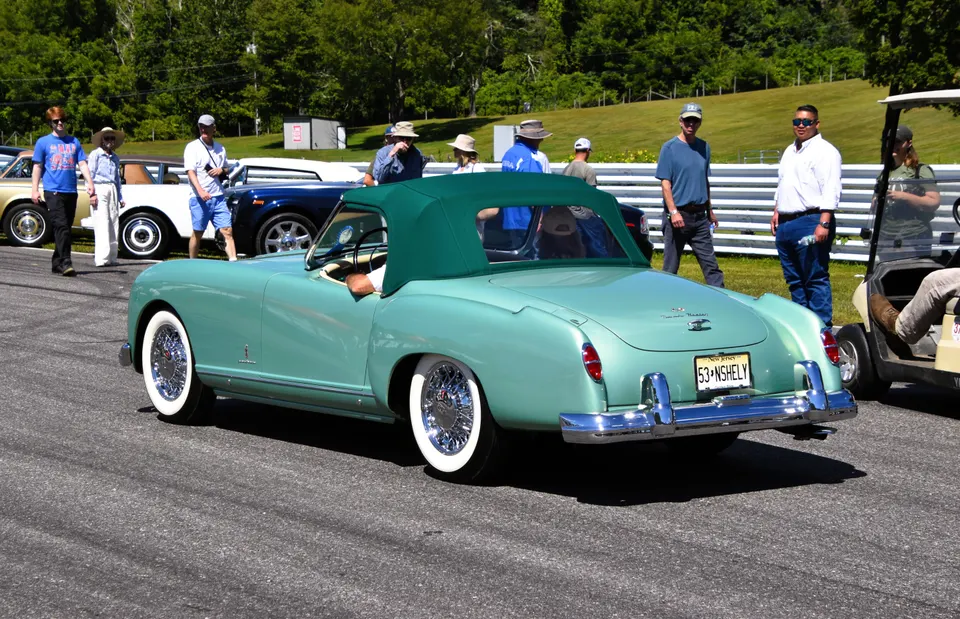 Convertible weather equipment or hardtop glazing and interior trim, according to body model profile photo