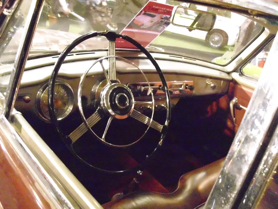 Adjustable steering column with banjo-style steering wheel profile photo
