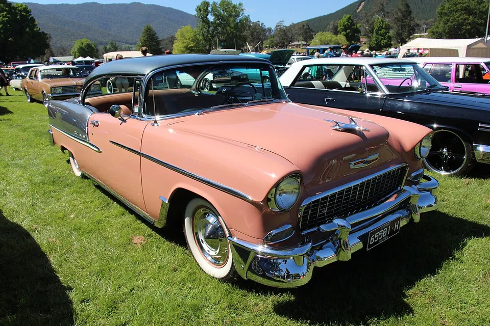 Sport Coupe used a pillarless two-door hardtop; the sedans retained door posts profile photo