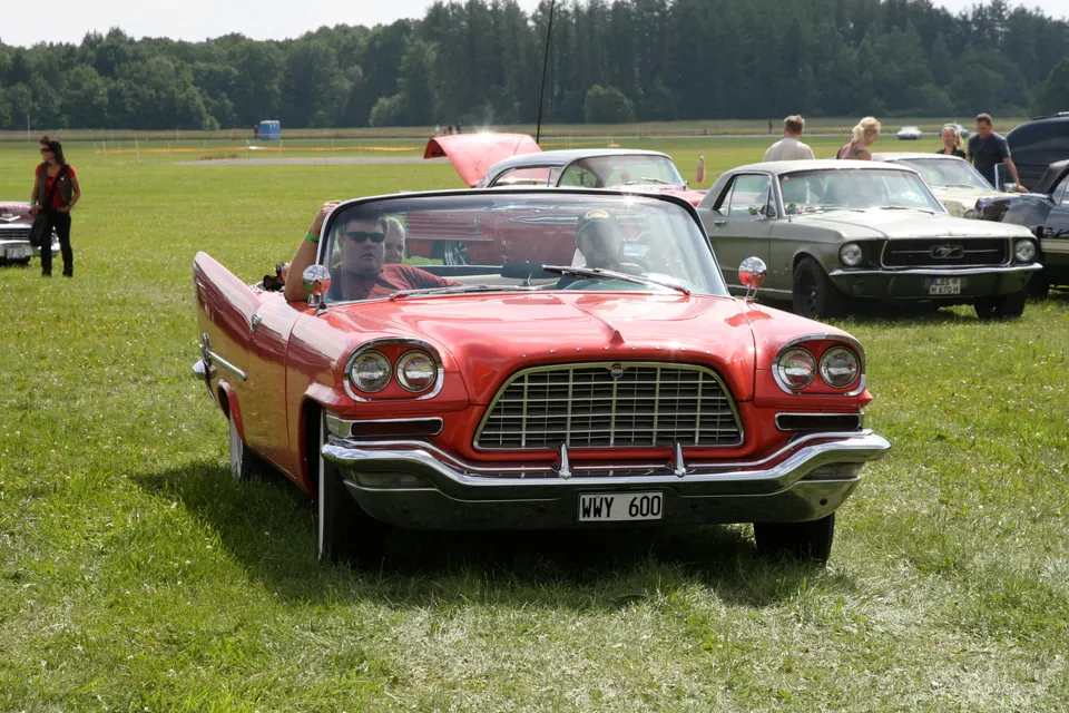 Forward Look body with unique trapezoidal egg-crate grille profile photo
