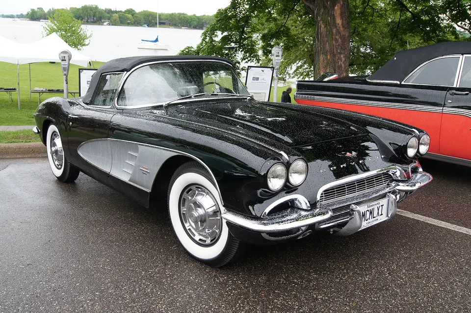 Quad headlamps with a cleaner grille that omitted the earlier heavy teeth profile photo