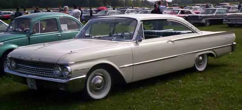 Starliner script and three star emblems on each rear roof pillar profile photo