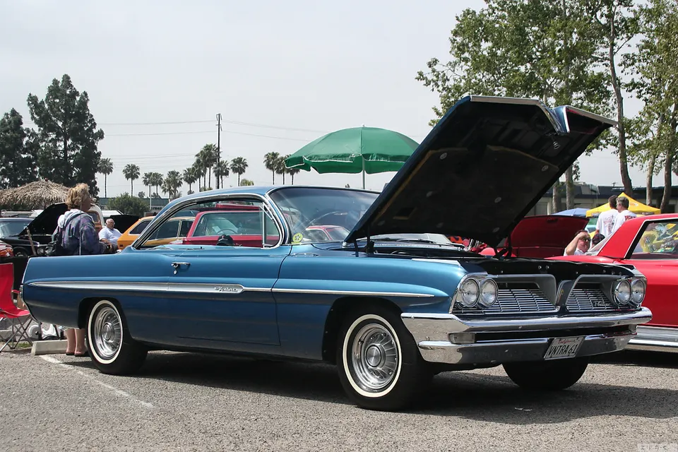 1961 Pontiac grille, lamp, bumper, side-molding, and rear treatment profile photo