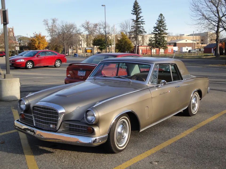Five-bar center grille, mesh side grilles, grooved headlamp rims, and running-change parking-lamp bezels profile photo