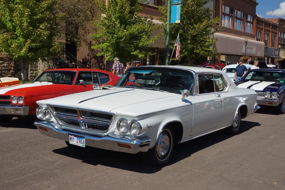 Midyear Silver 300 hardtop appearance package in Silver Mist profile photo