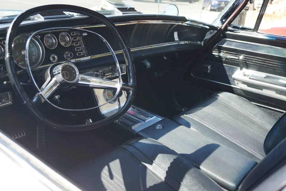 Between-seat center console with Performance Indicator vacuum gauge profile photo