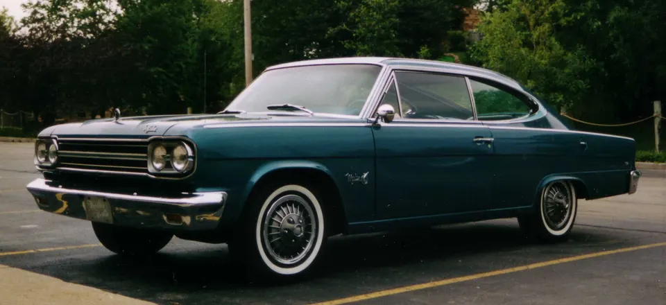 Standard wheel discs; optional spinner, wire-style, or Turbo-Cast wheel covers profile photo