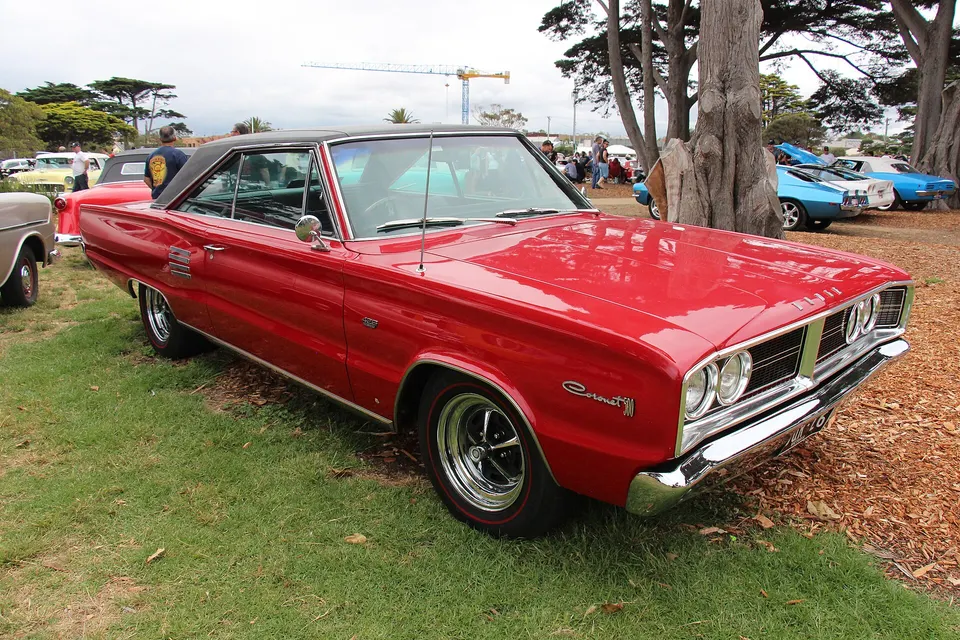 Coronet 500 rear-fender louvers and front-fender script profile photo