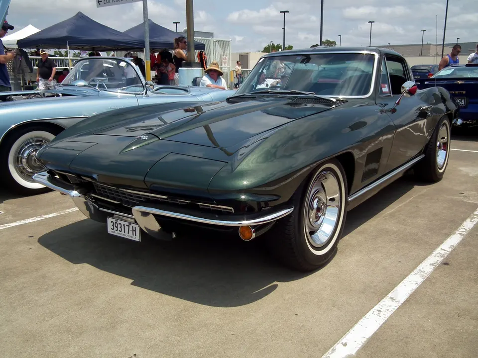 Convertible soft top with optional C07 auxiliary hardtop or 1967-only C08 black vinyl hardtop cover profile photo