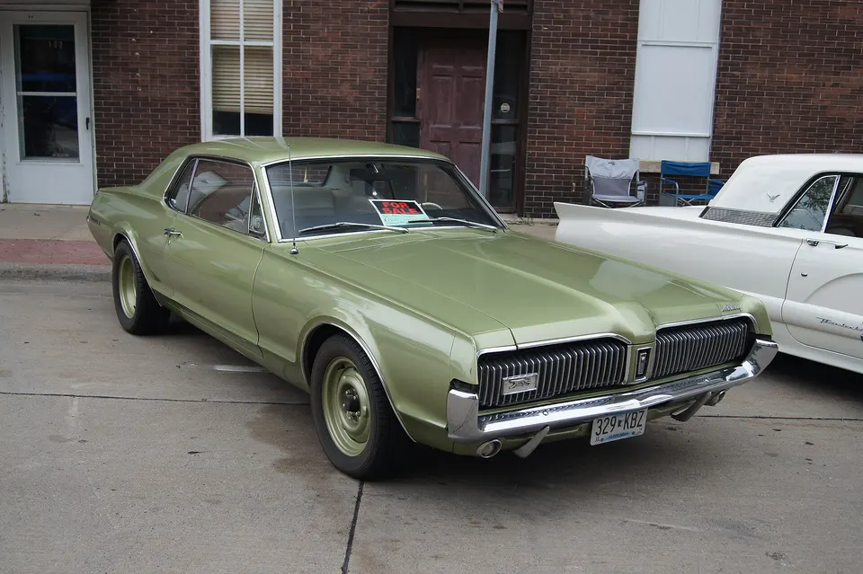 Hardtop roof, quarter-panel, and body-side trim profile photo