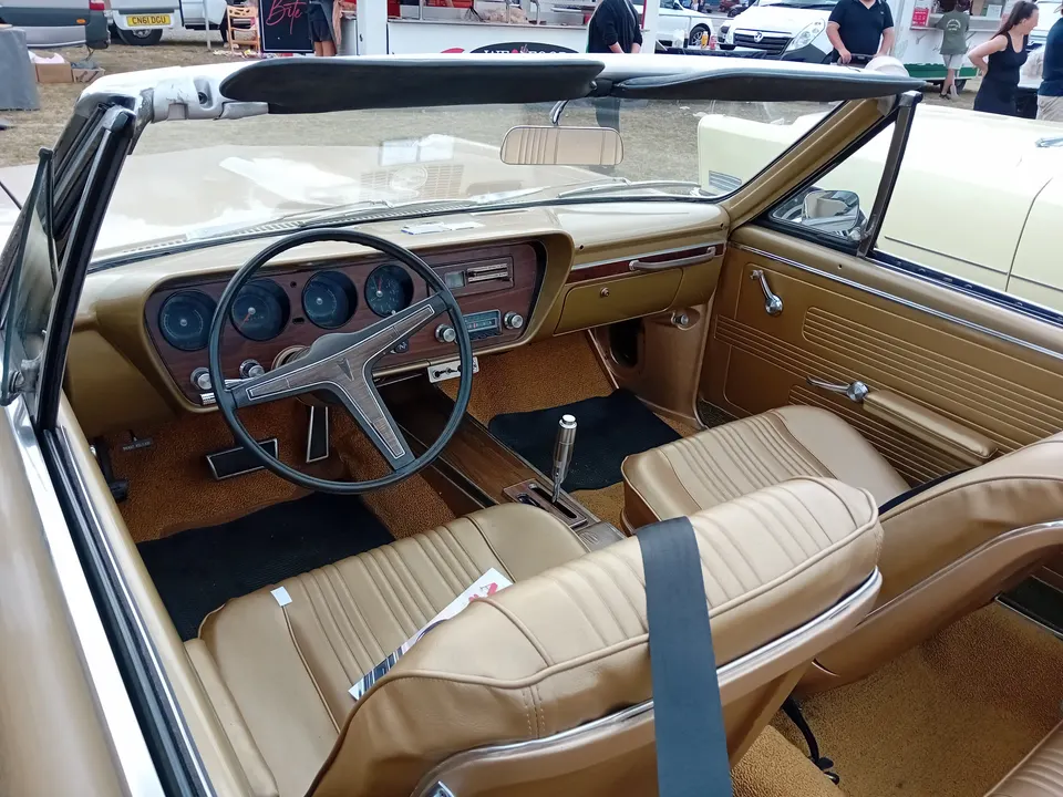 Floor-shift manual or automatic controls vary by transmission order profile photo