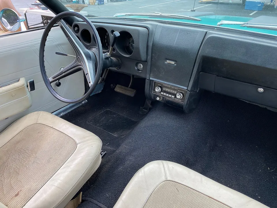 Four-place seating in base or SST trim profile photo