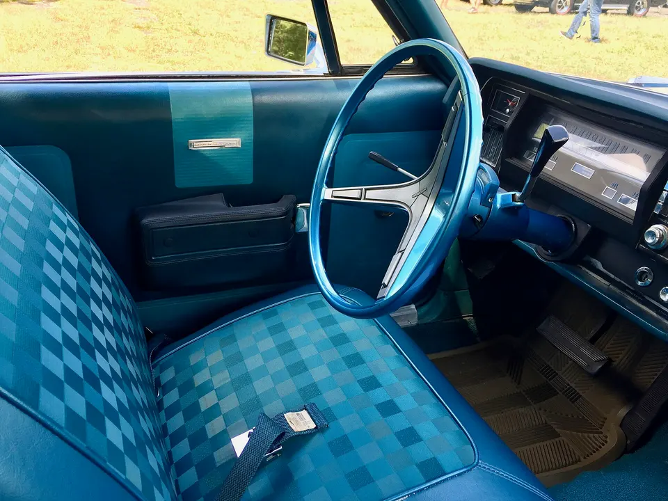 Column controls or SST console with floor Shift-Command; console installation changes the center seating position profile photo
