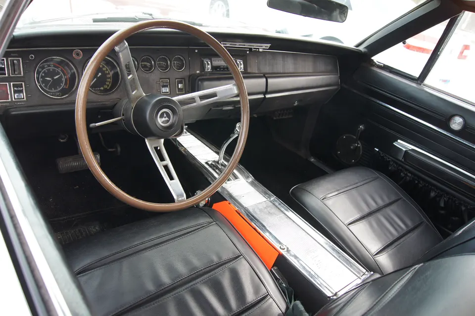 Floor shifter with four-speed manual transmission profile photo