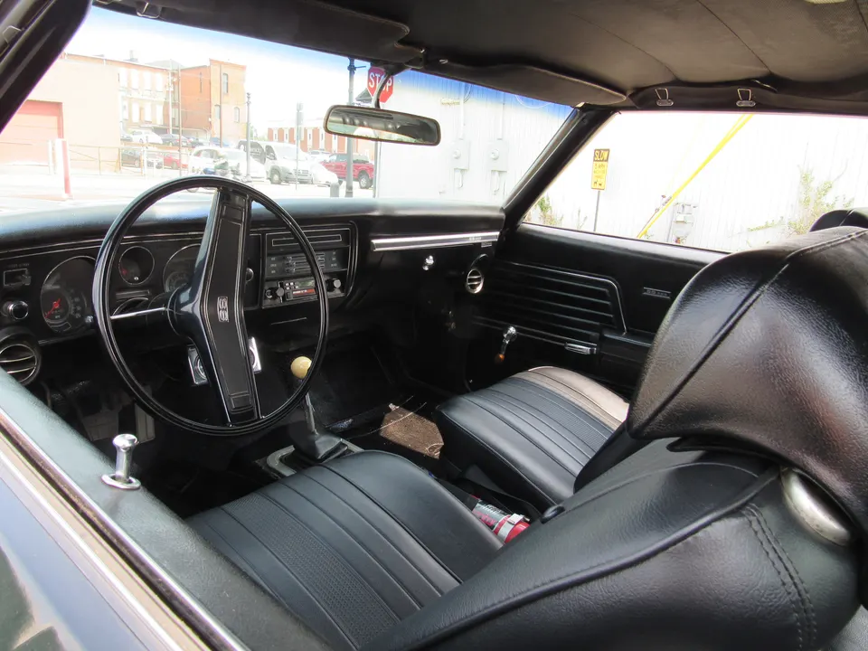 Bench seat availability followed base series; Z25 did not upgrade 300 Deluxe interiors to Malibu trim profile photo