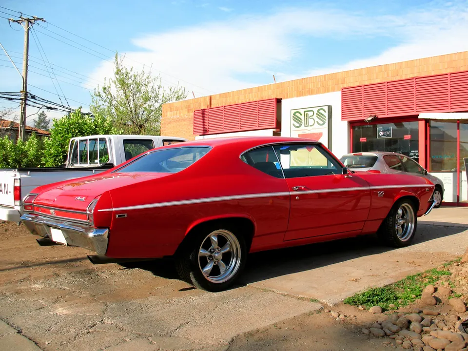 Black-accented grille and black rear panel profile photo