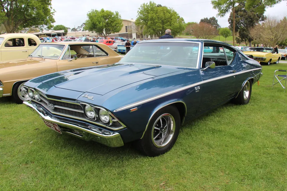 Glacier Blue / Dover White (53-50) profile photo