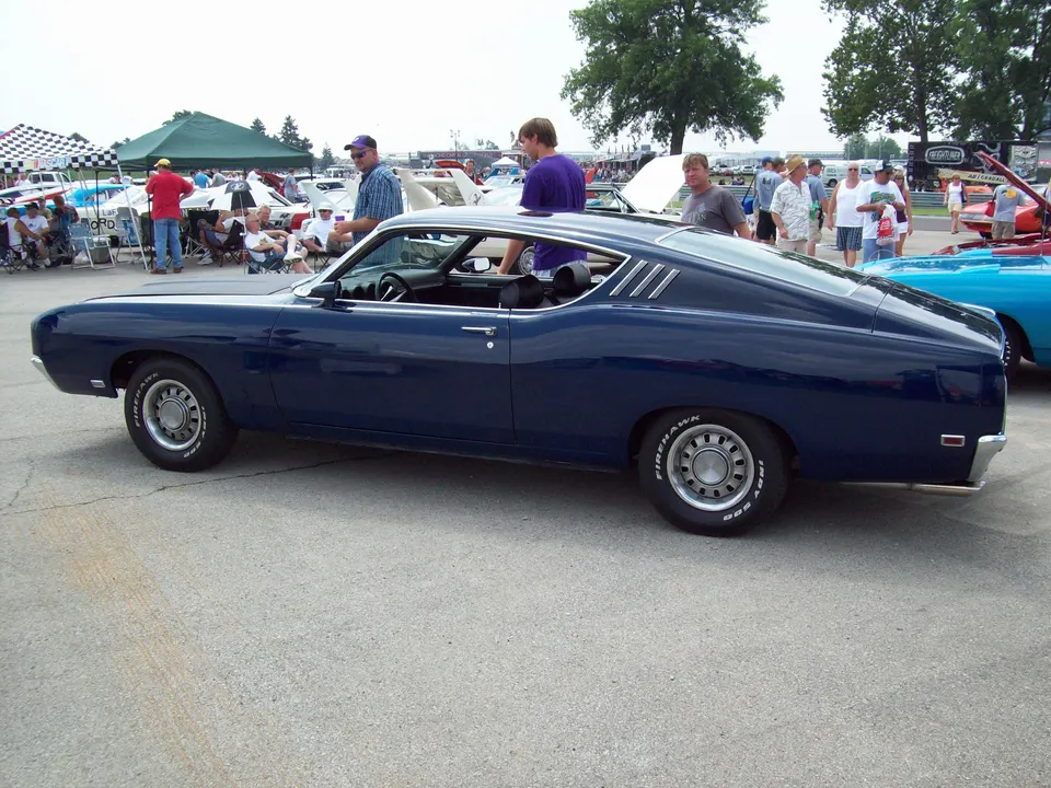 Six-passenger front and rear bench seating profile photo