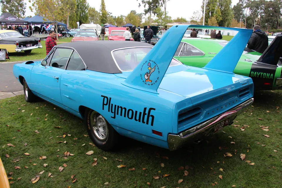 Aluminum rear wing with adjustable horizontal pitch profile photo