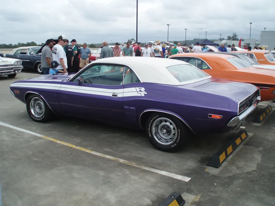 R/T body-side tape stripe / sport striping context profile photo