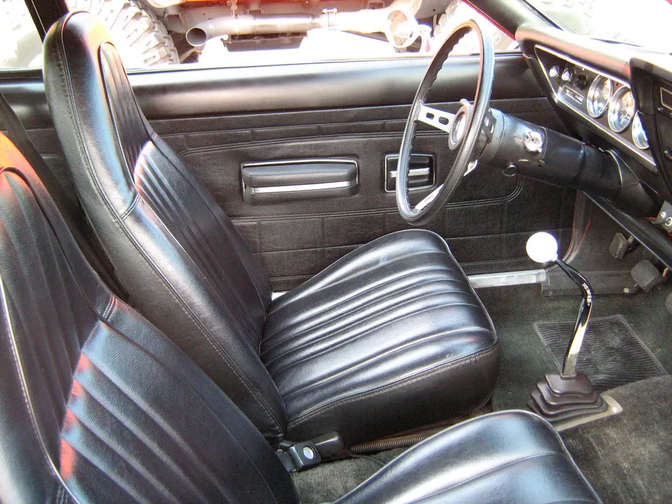 Individual reclining front seats profile photo