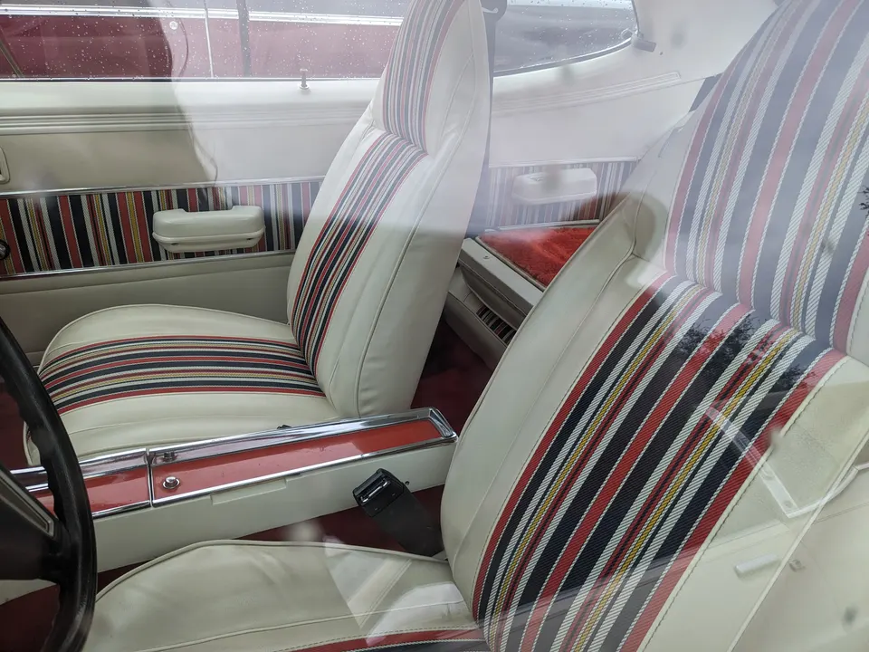 Floor console with automatic or four-speed profile photo