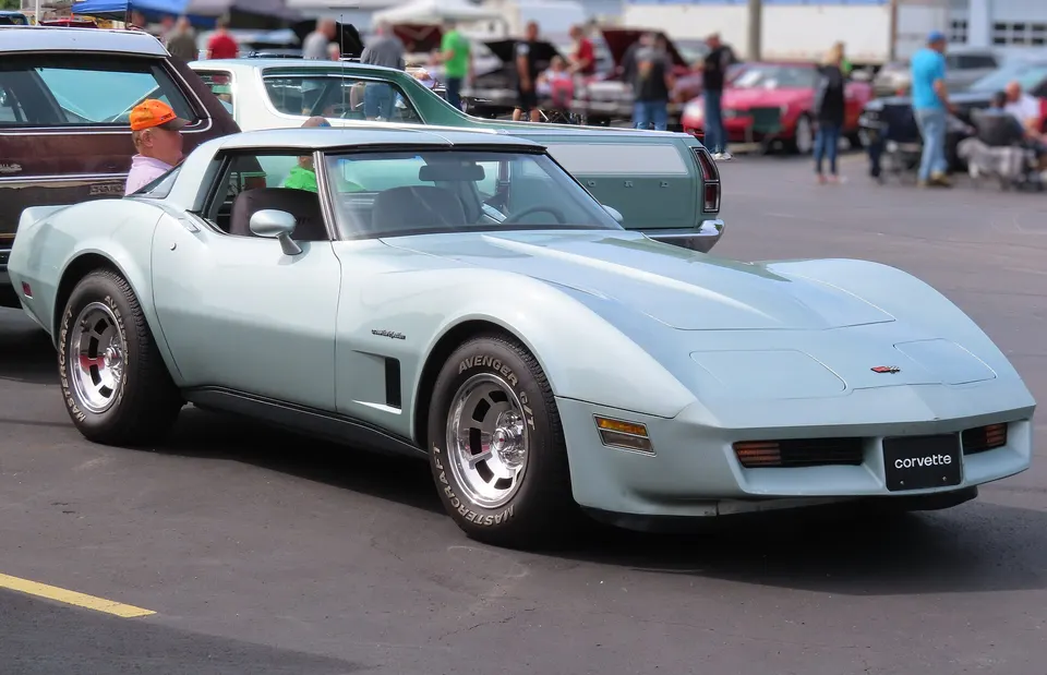 Standard Rally wheels, optional N90 cast-aluminum wheels, or Collector Edition finned cast-aluminum wheels profile photo