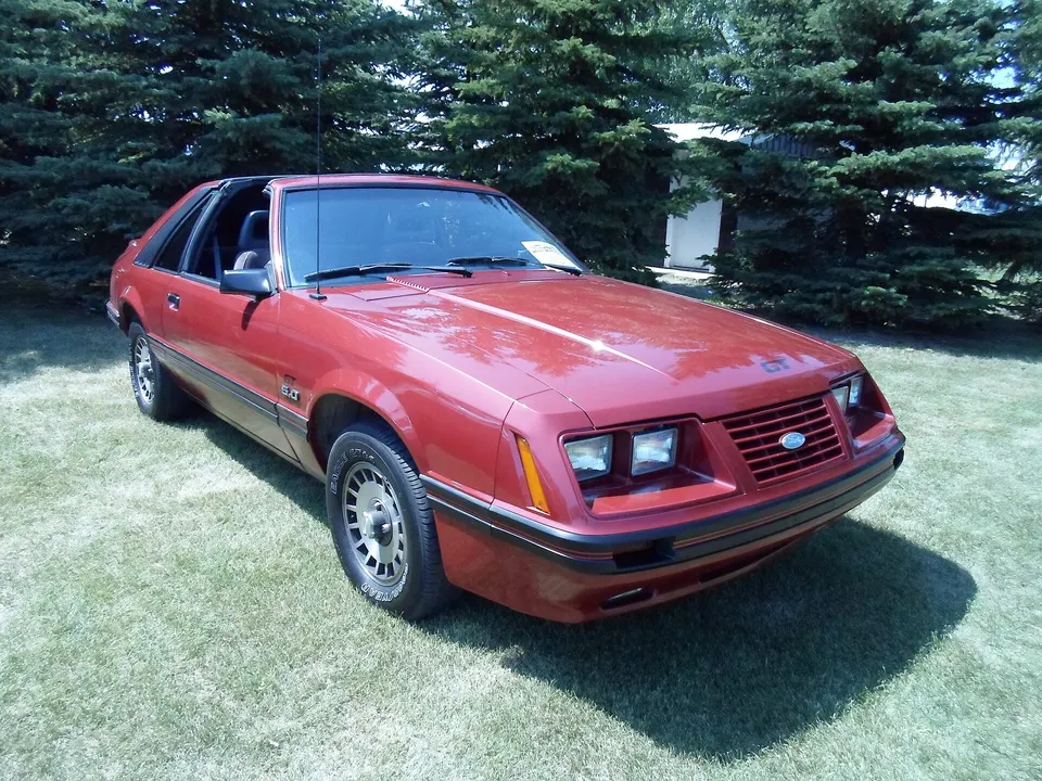 Quad rectangular headlamps and fog lamps mounted in the lower air dam profile photo